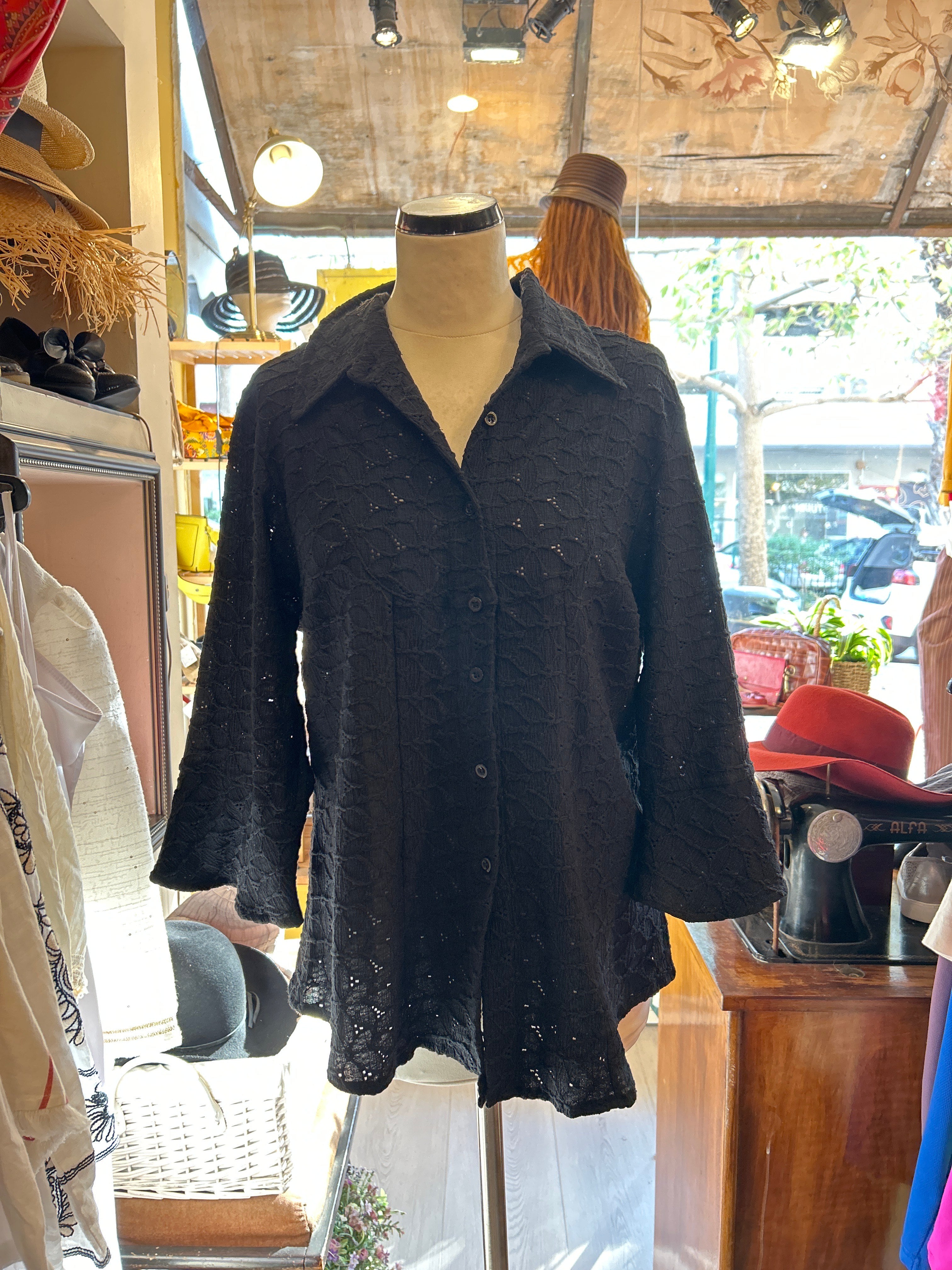 חולצת כפתורים שחורה - Image 2 by Zara