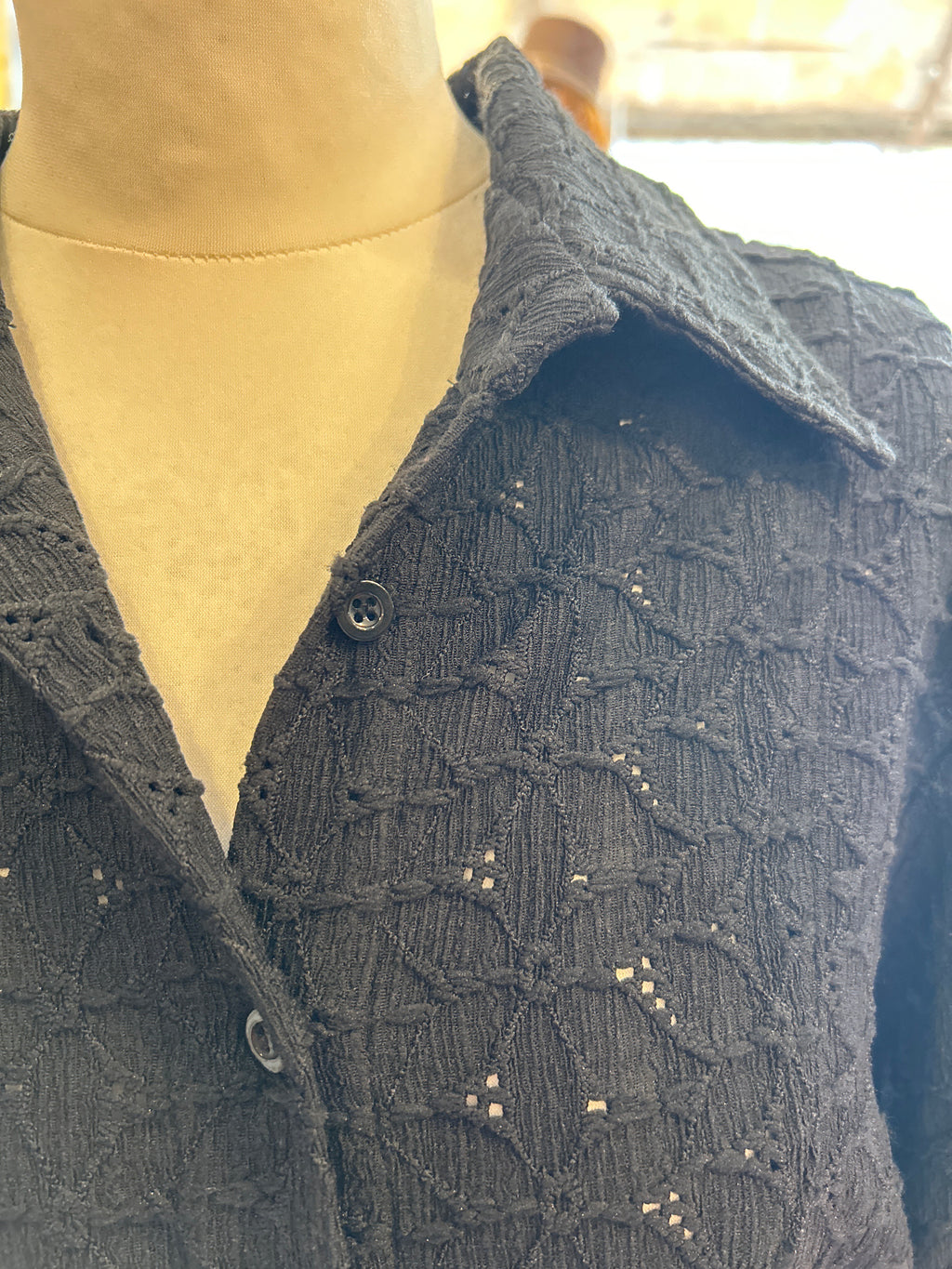 חולצת כפתורים שחורה - Image 4 by Zara